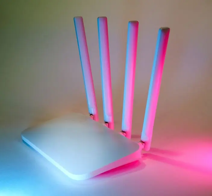 Router WiFi berada di meja terbuka untuk memperkuat sinyal internet rumah