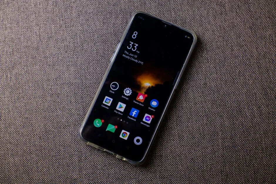 ilustrasi smartphone dengan ikon baterai hemat